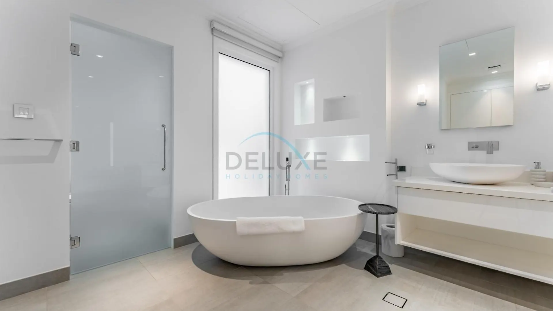 Beachfront 3Br Villa With Private Gym, Pool, Jacuzzi & Workspace, Palm Villa, Palm Jumeirah By Deluxe Holiday Homes Dubai