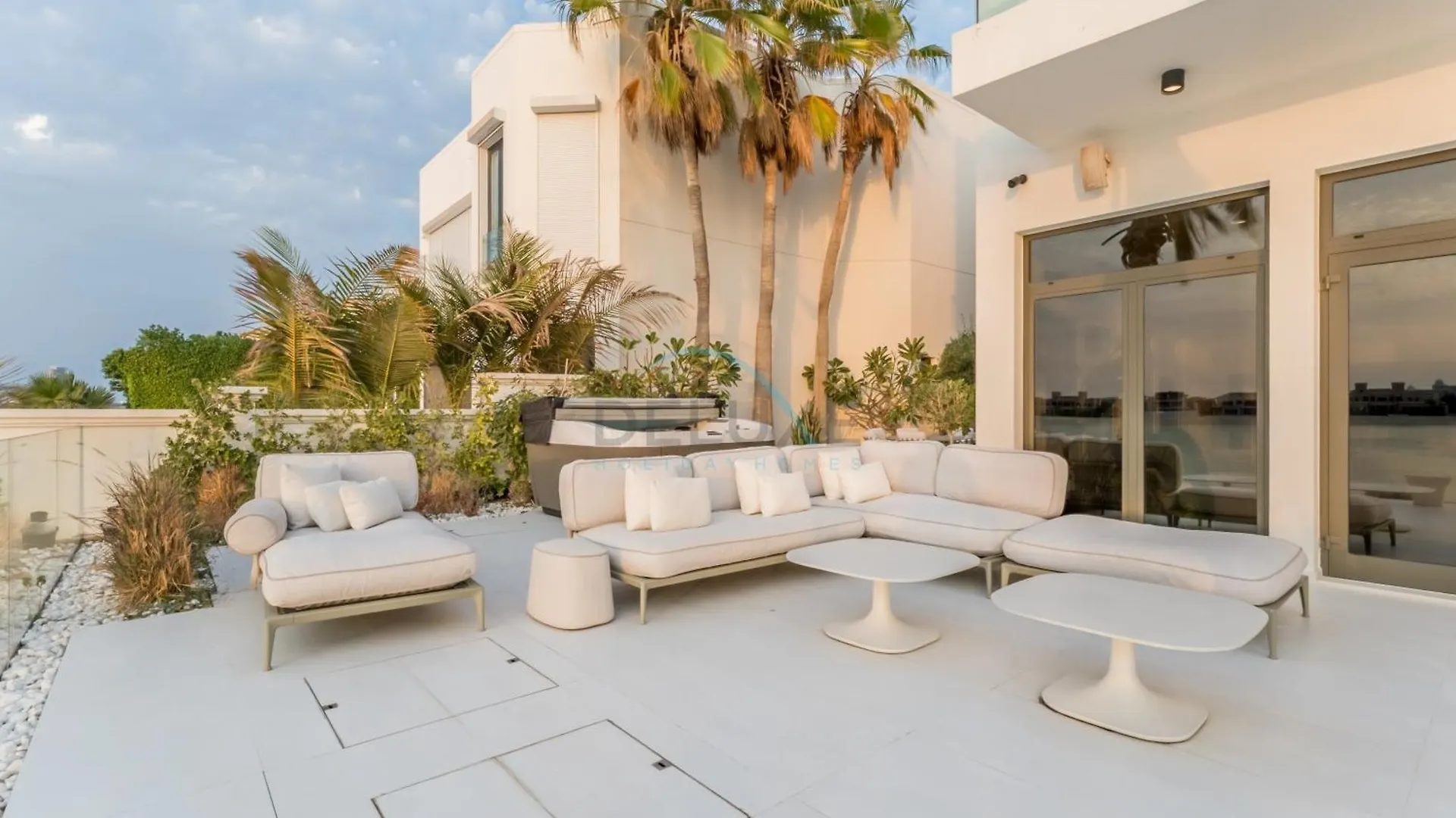 Beachfront 3Br Villa With Private Gym, Pool, Jacuzzi & Workspace, Palm Villa, Palm Jumeirah By Deluxe Holiday Homes Dubai